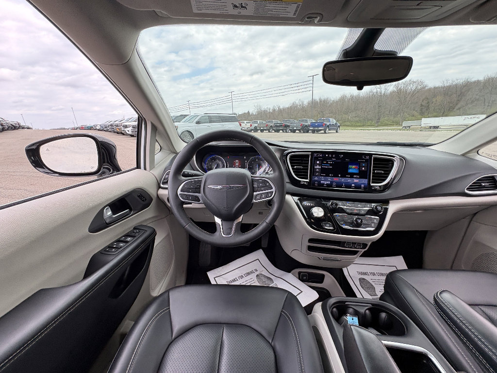 Used 2024 Chrysler Pacifica Touring-L image 23