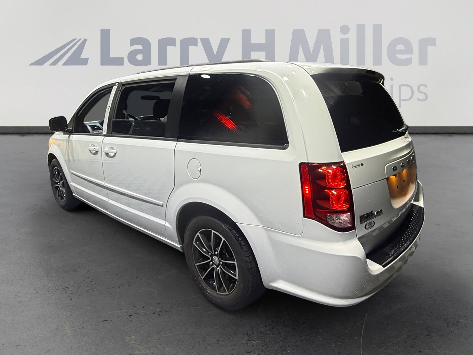 Used 2016 Dodge Grand Caravan R/T FWD image 3