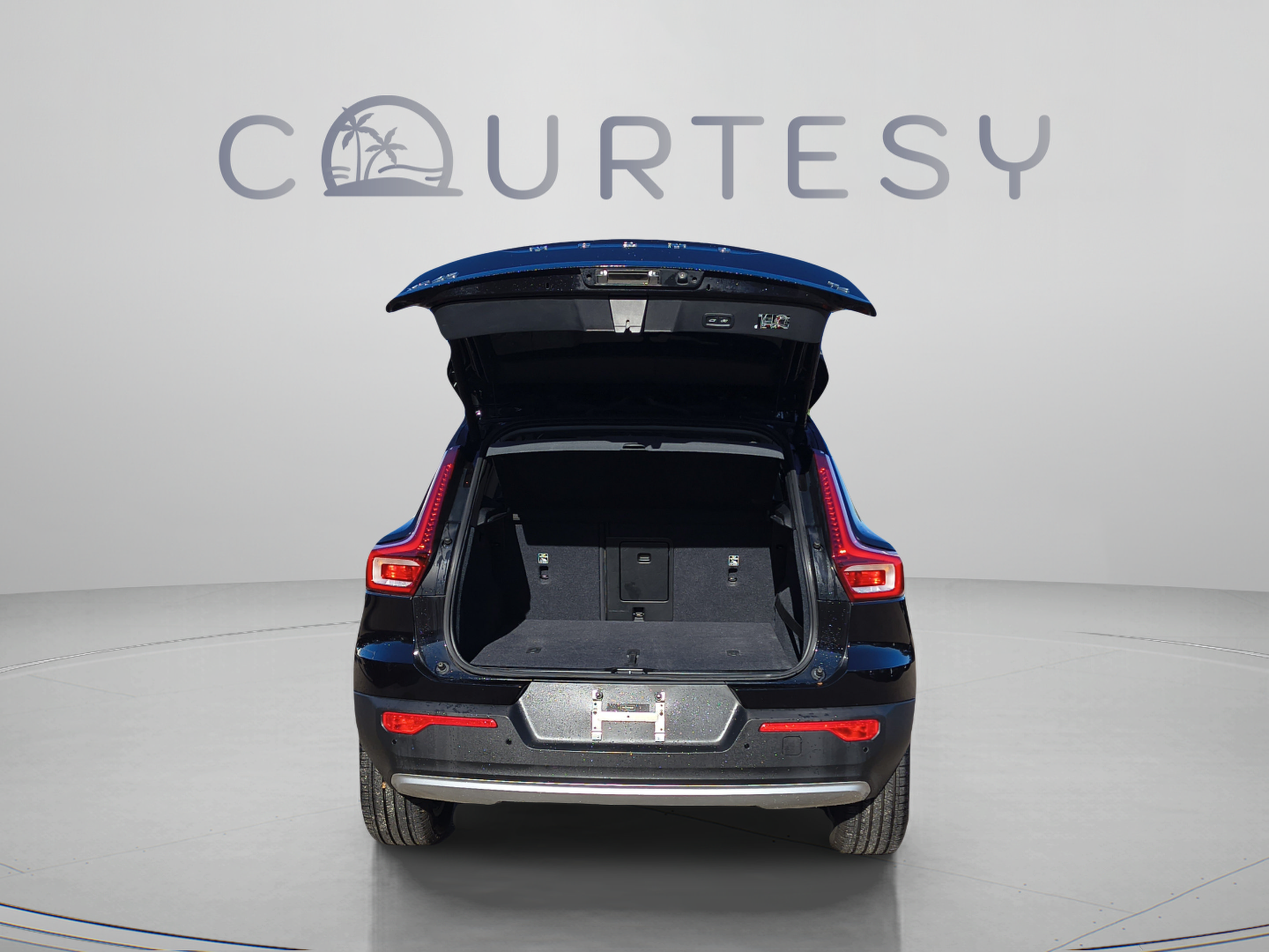 Used 2019 Volvo XC40 T4 Momentum FWD image 9