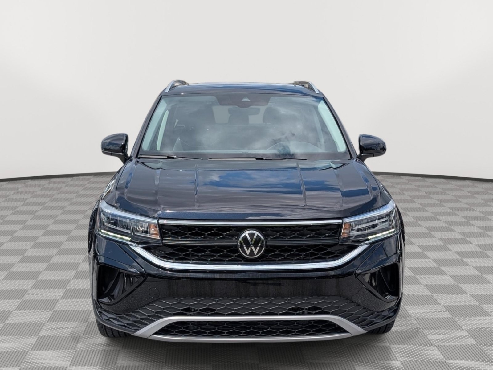 Used 2024 Volkswagen Taos SE w/ Panoramic Sunroof Package FWD image 8