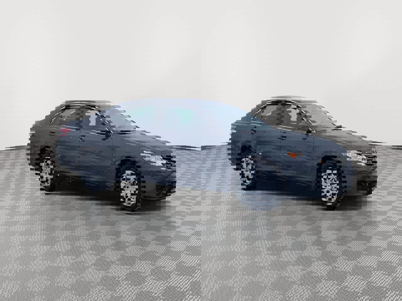 Used 2010 Toyota Camry LE image 2