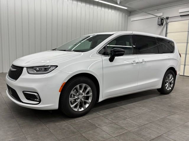 Used 2026 Chrysler Pacifica Limited FWD image 5