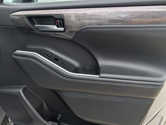 Used 2024 Toyota Highlander Limited image 36