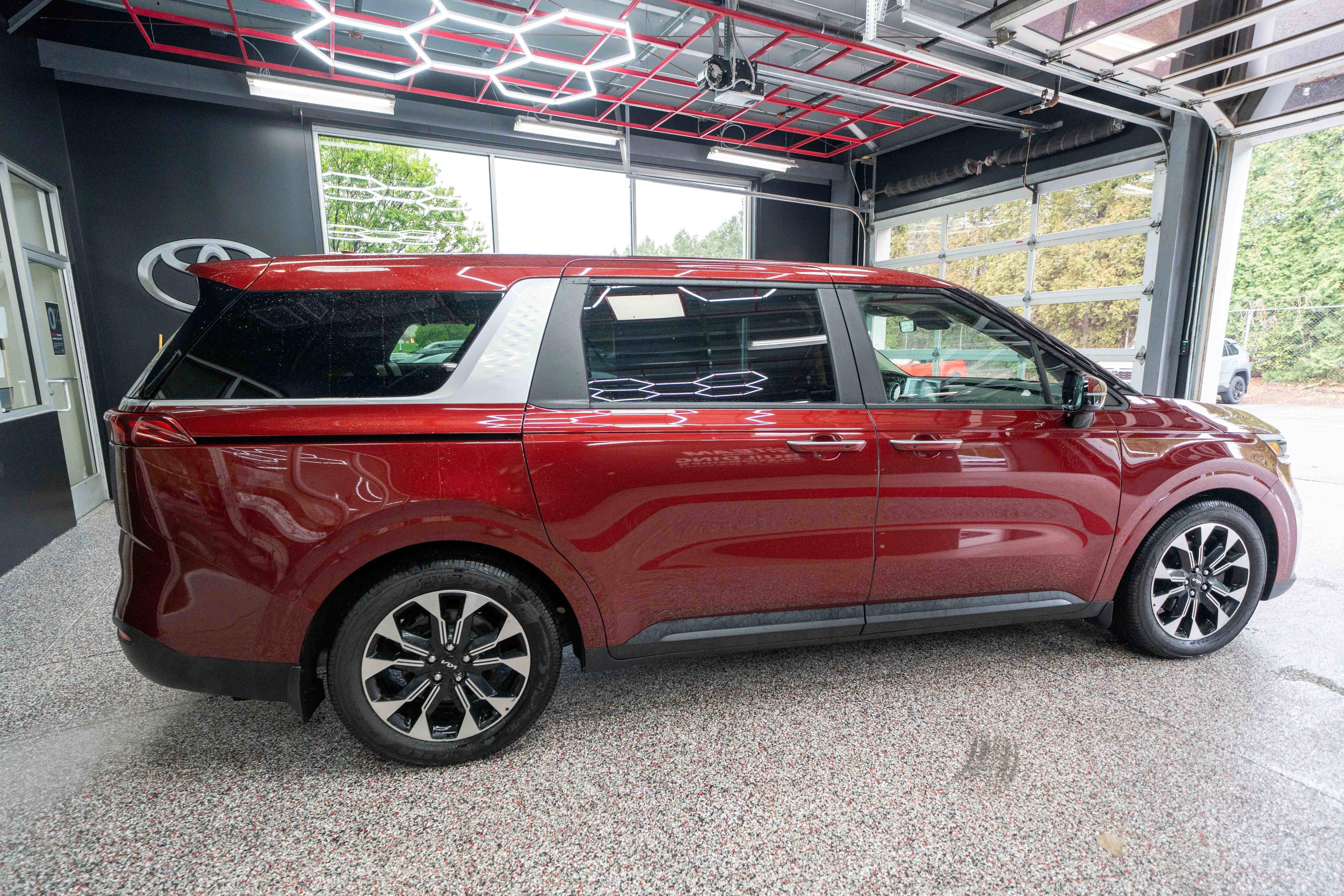 Used 2022 Kia Carnival EX image 4