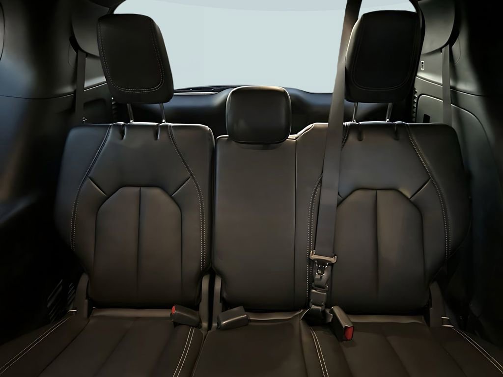 Used 2025 Chrysler Pacifica Select image 20