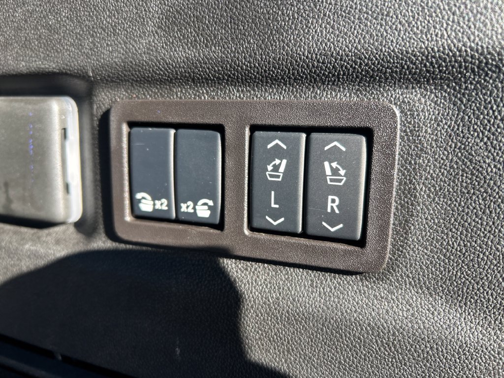Used 2025 Chevrolet Suburban High Country AWD/4WD image 17