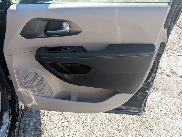 Used 2024 Chrysler Pacifica Touring-L image 24