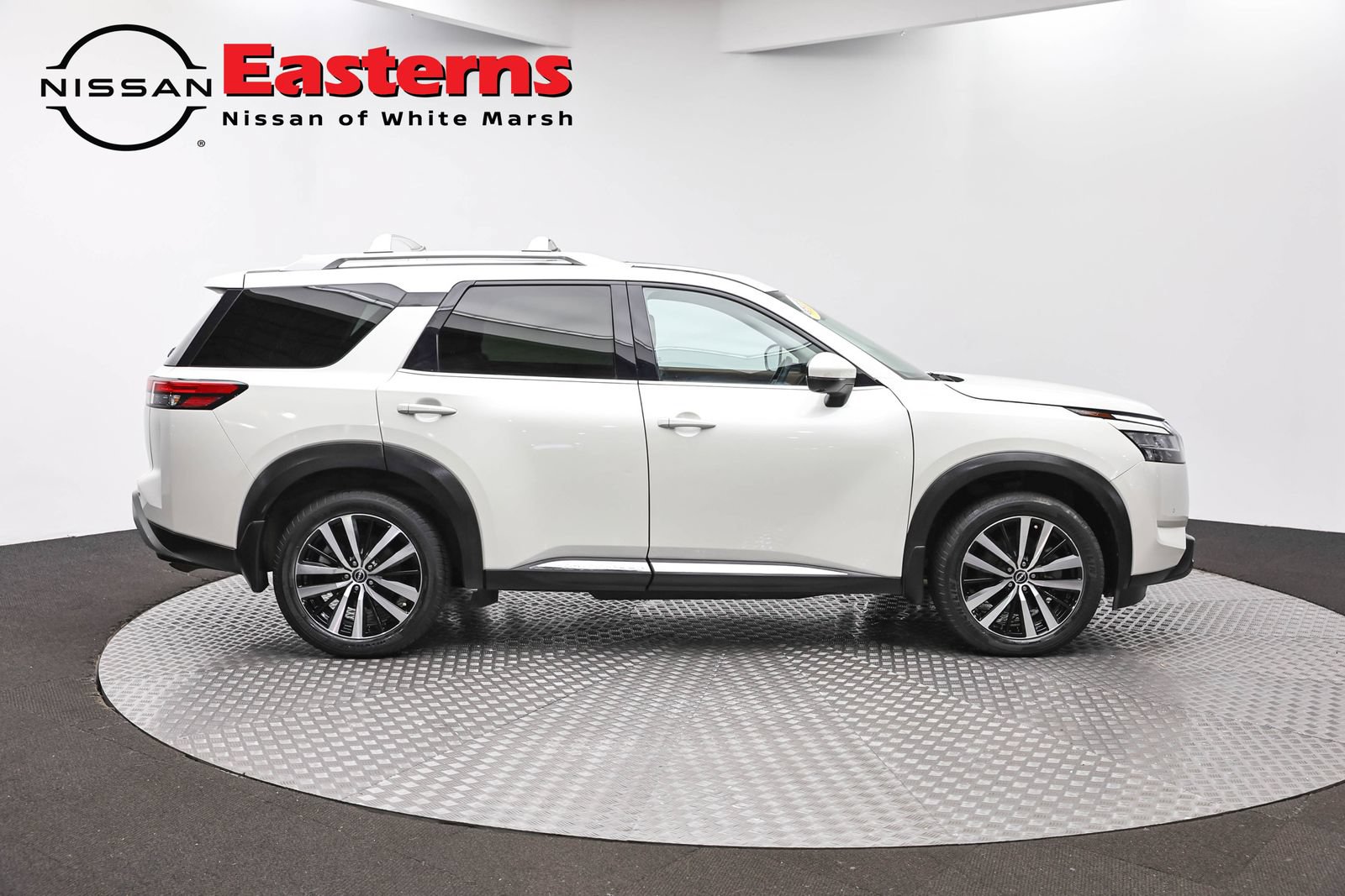 Used 2023 Nissan Pathfinder Platinum AWD/4WD image 4
