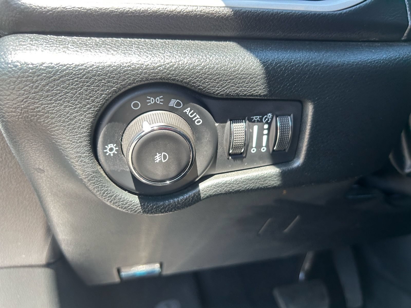Used 2025 Chrysler Pacifica Select FWD image 28