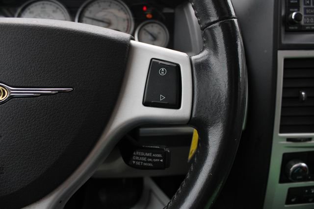 Used 2010 Chrysler Town & Country Touring FWD image 11