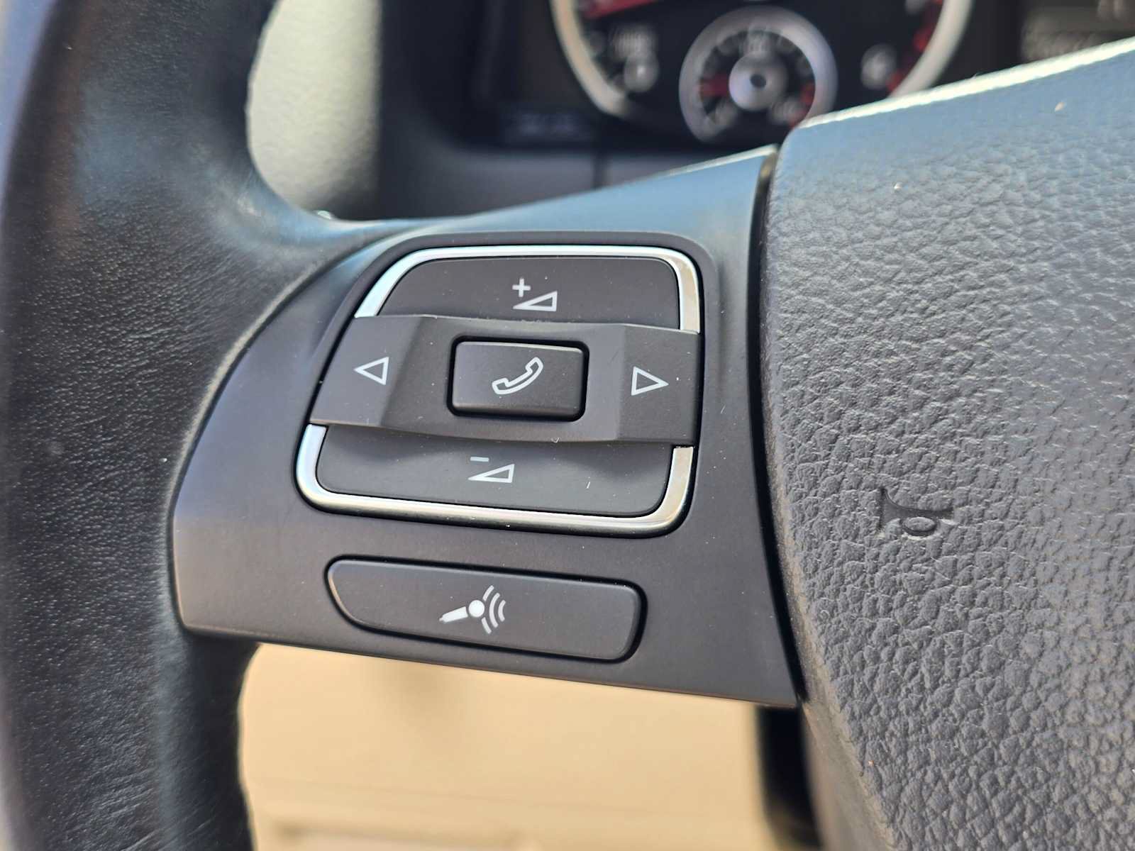 Used 2014 Volkswagen Tiguan SE FWD image 31