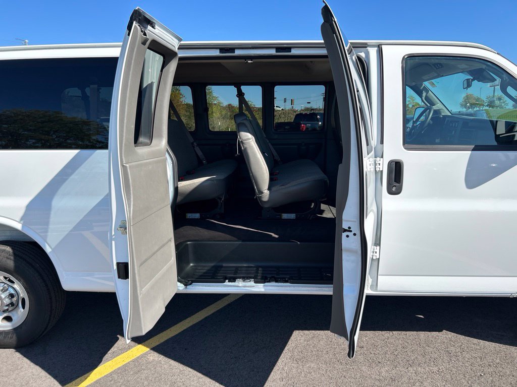 Used 2025 Chevrolet Express 3500 LT w/ LT Preferred Equipment Group RWD image 13