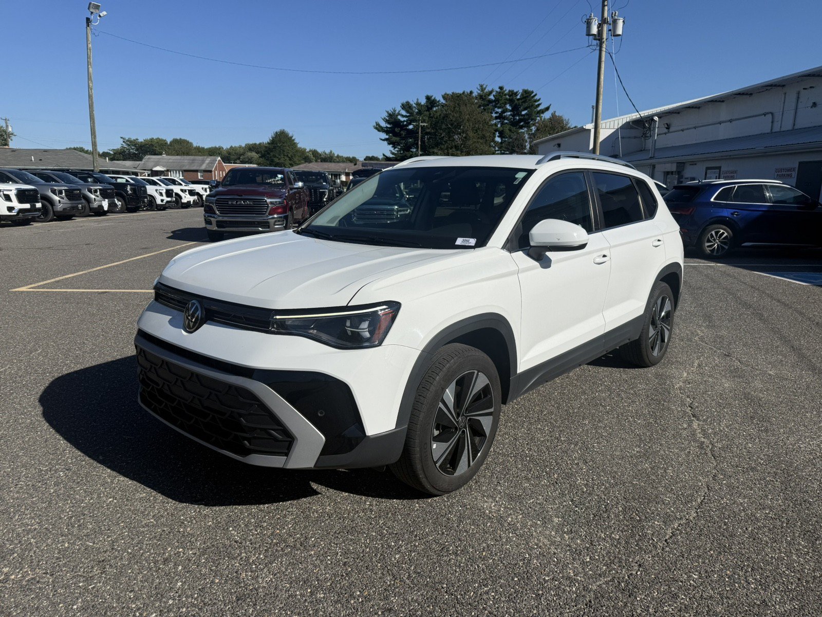 Used 2025 Volkswagen Taos SE AWD/4WD image 7
