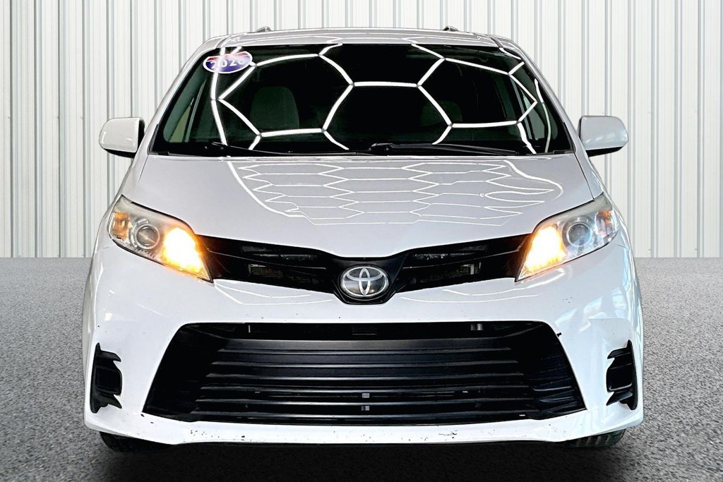 Used 2020 Toyota Sienna L FWD image 2