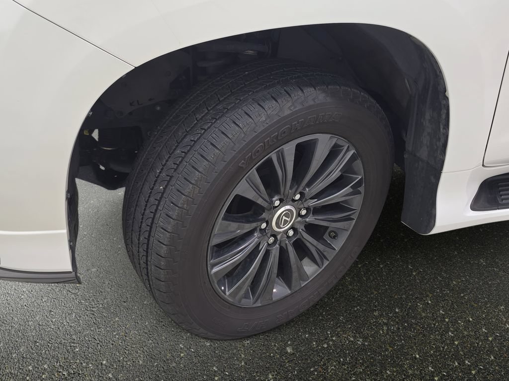 Used 2021 Lexus GX 460 Luxury w/ Sport Design Package AWD/4WD image 33