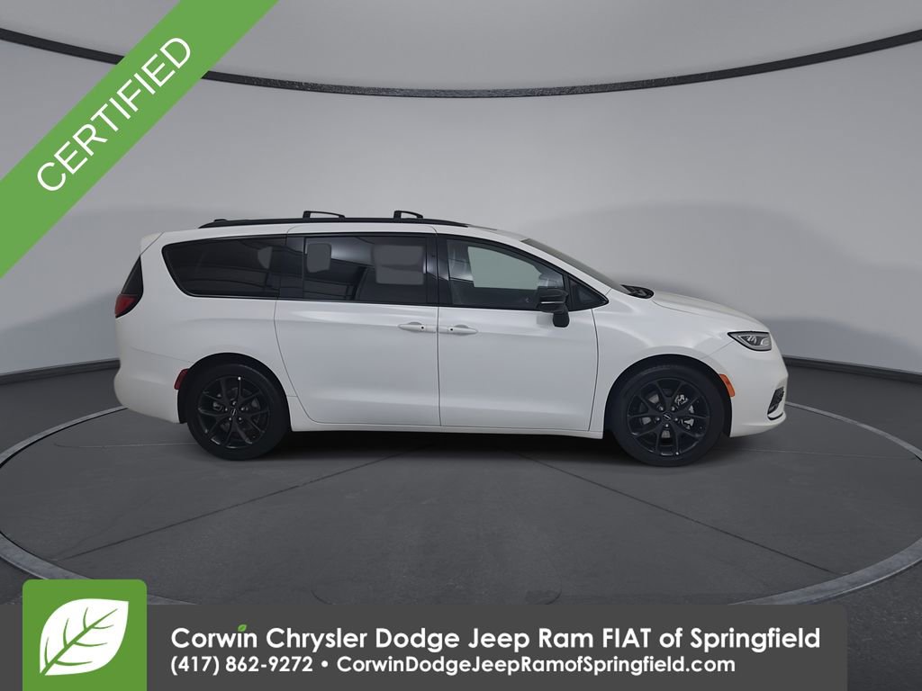 Certified 2025 Chrysler Pacifica Limited image 17