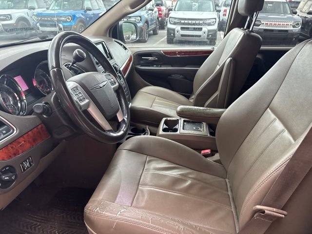 Used 2015 Chrysler Town & Country Touring FWD image 4