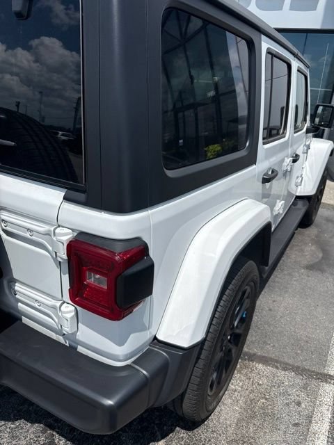 Used 2023 Jeep Wrangler Unlimited Sahara w/ Cold Weather Group AWD/4WD image 8