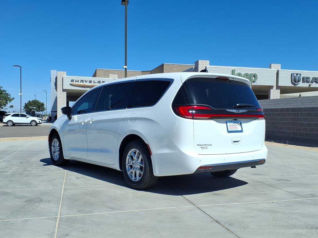 New 2026 Chrysler Pacifica Select image 4