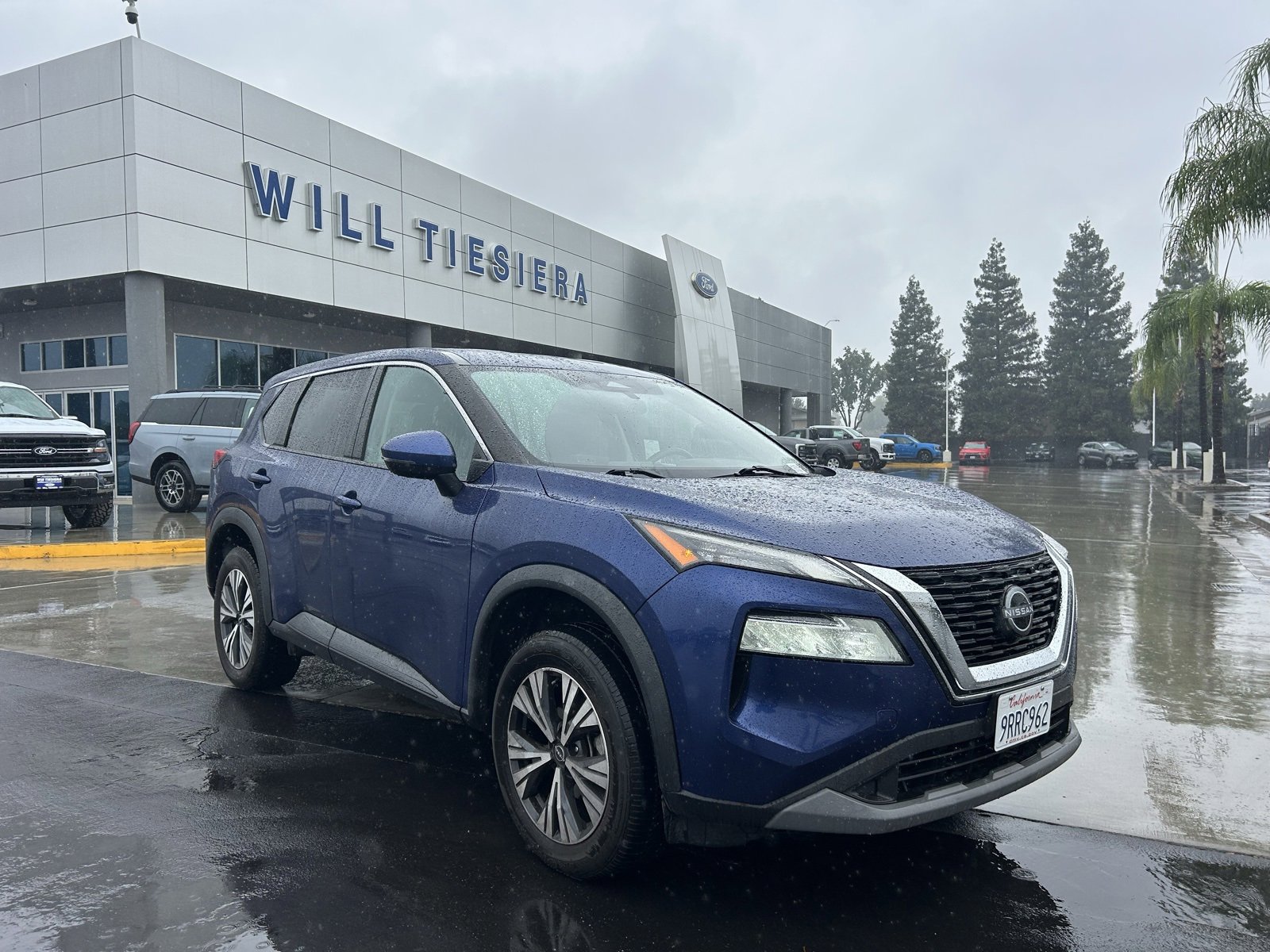 Used 2022 Nissan Rogue SV image 1