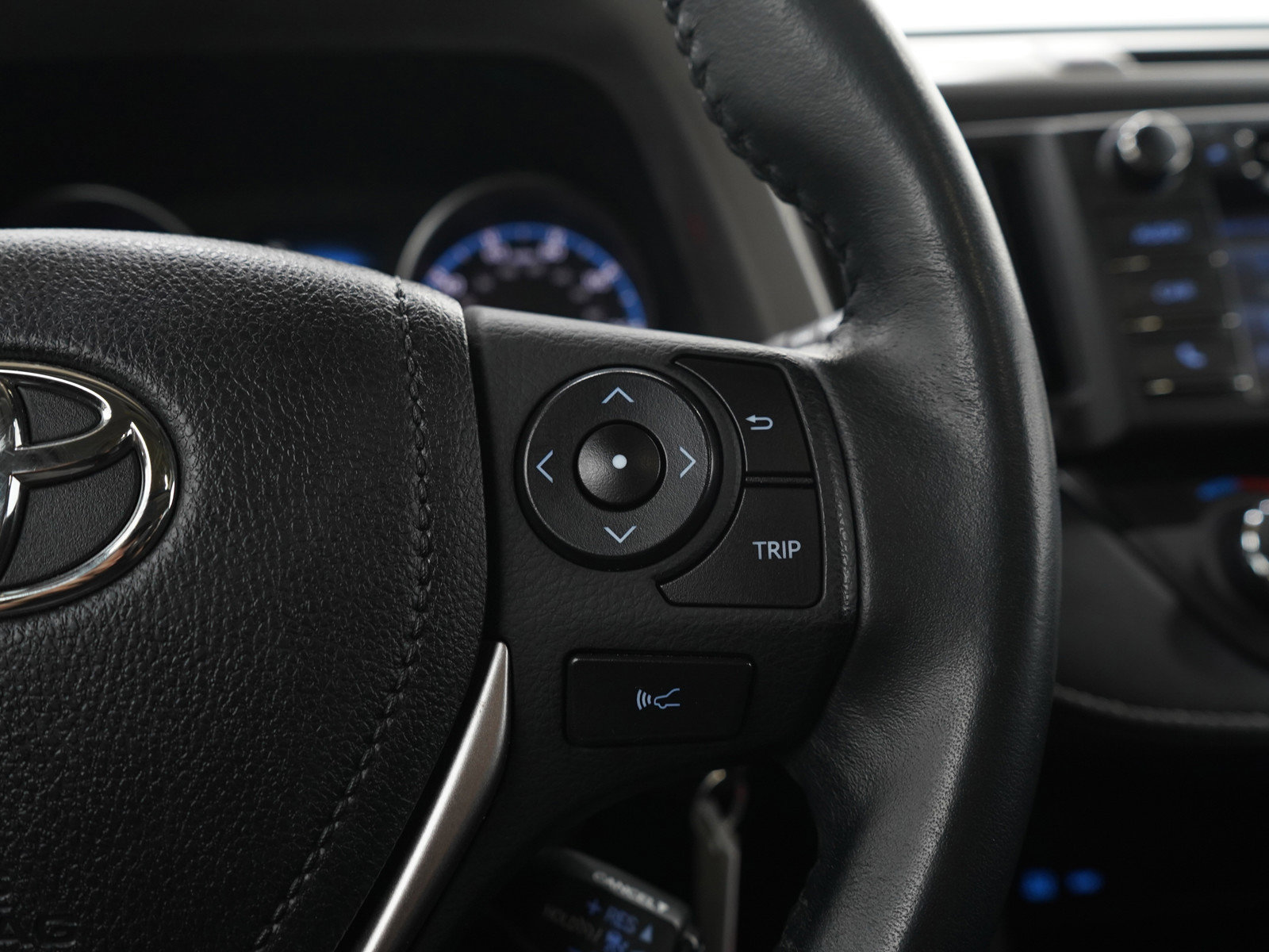 Used 2018 Toyota RAV4 XLE AWD/4WD image 25
