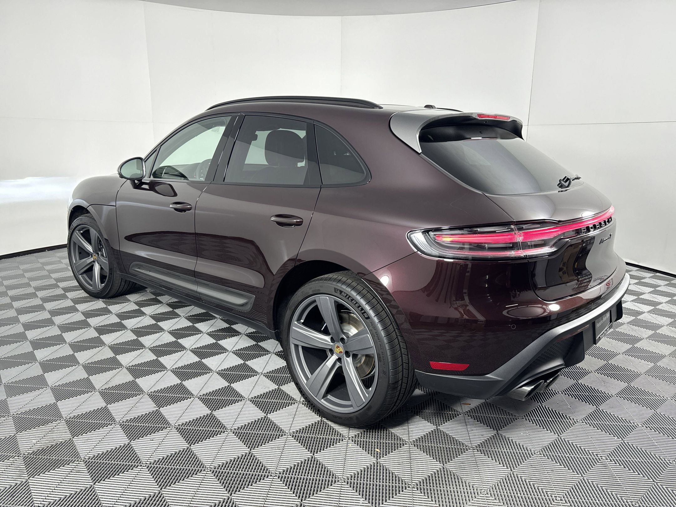 Certified 2025 Porsche Macan Turbo image 3