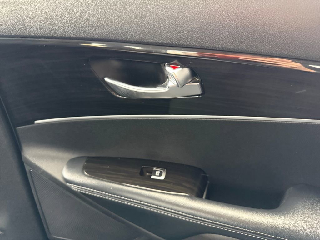 Used 2019 Kia Sorento LX image 32