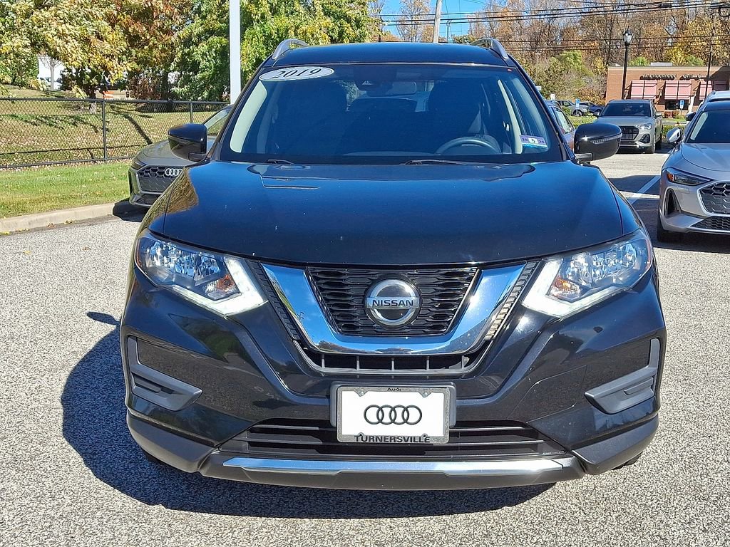Used 2019 Nissan Rogue SV image 2