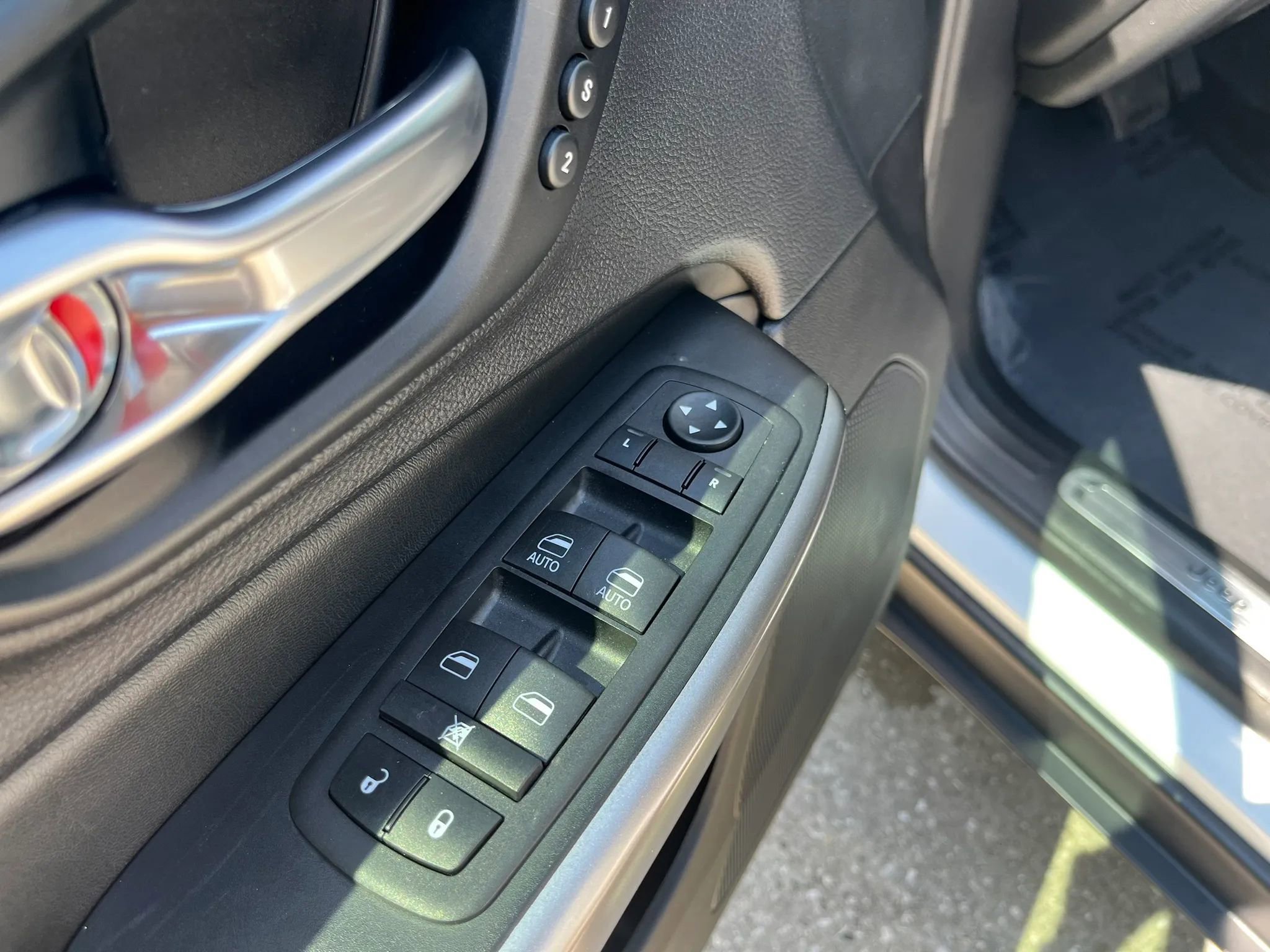 Used 2021 Jeep Cherokee Limited image 16