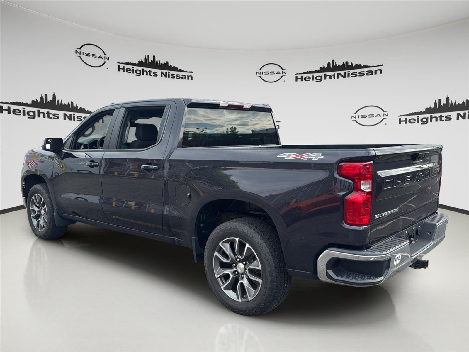 Used 2023 Chevrolet Silverado 1500 LT AWD/4WD image 4