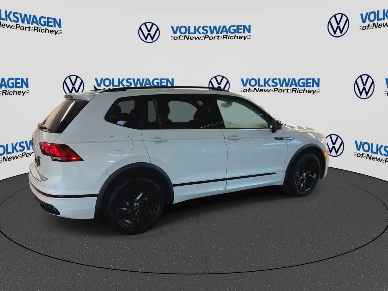 Used 2024 Volkswagen Tiguan SE R-Line FWD image 8