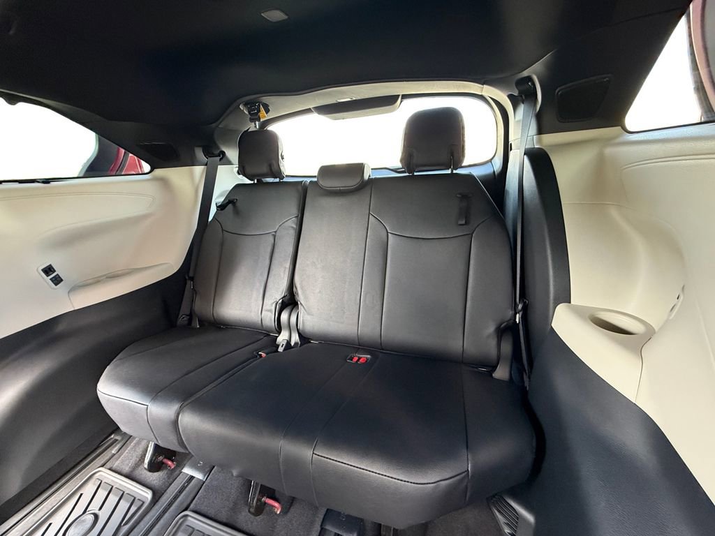 Used 2025 Toyota Sienna Platinum AWD/4WD image 21