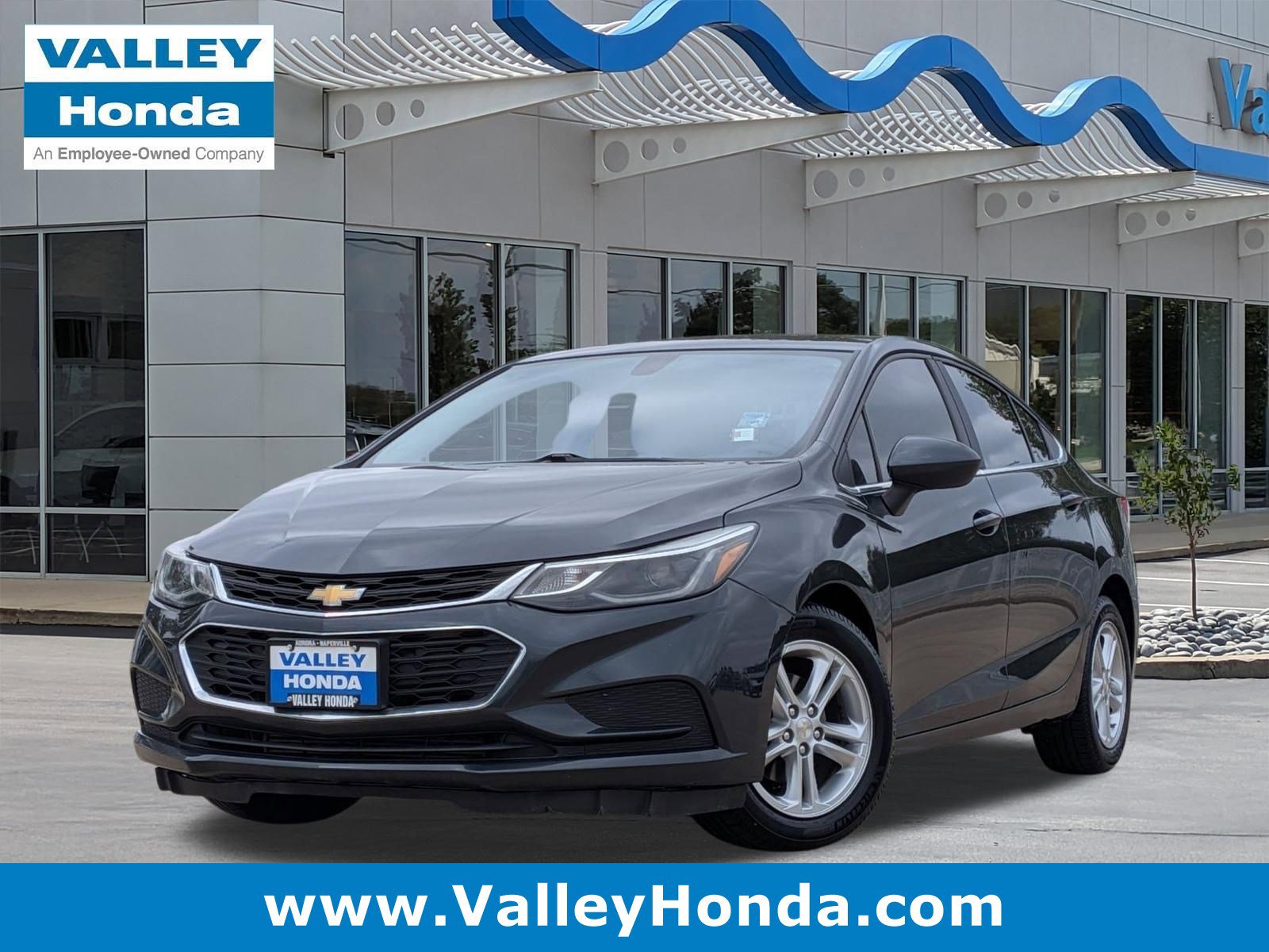 Used 2017 Chevrolet Cruze LT FWD image 1