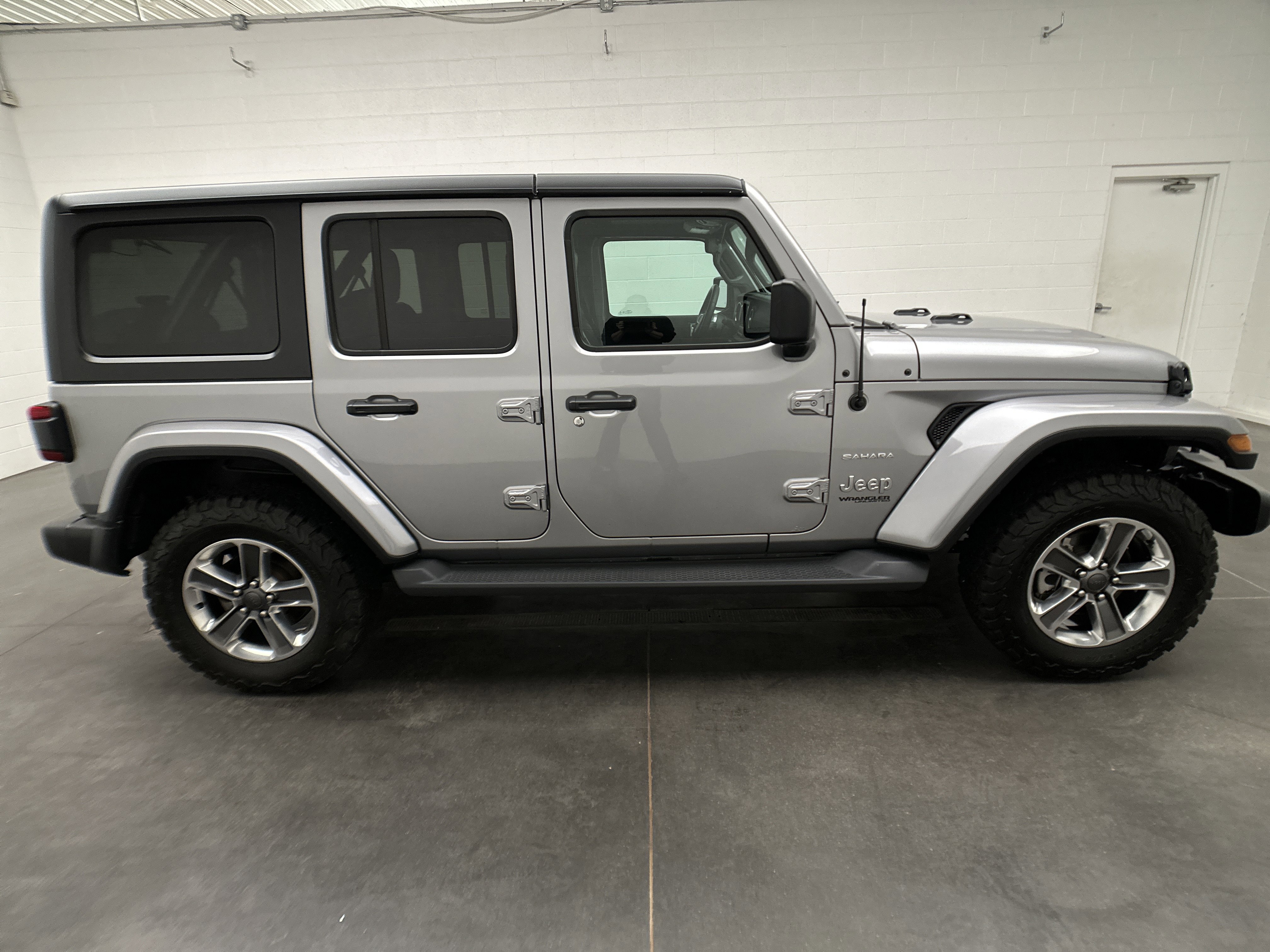 Used 2018 Jeep Wrangler Unlimited Sahara image 9