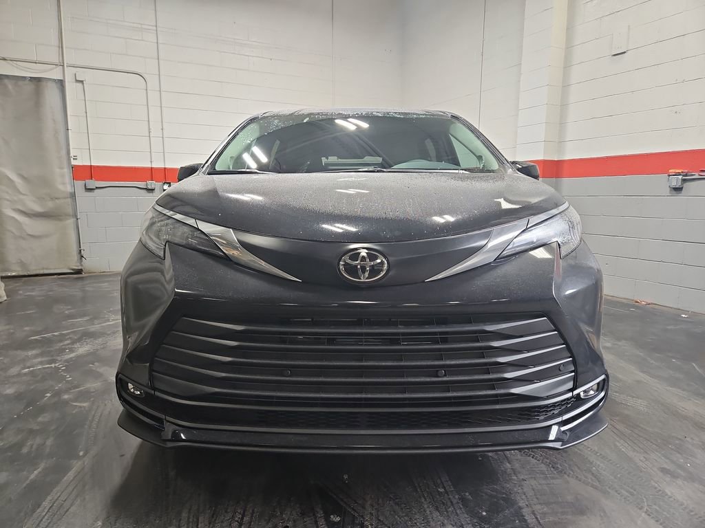 New 2026 Toyota Sienna XLE image 2