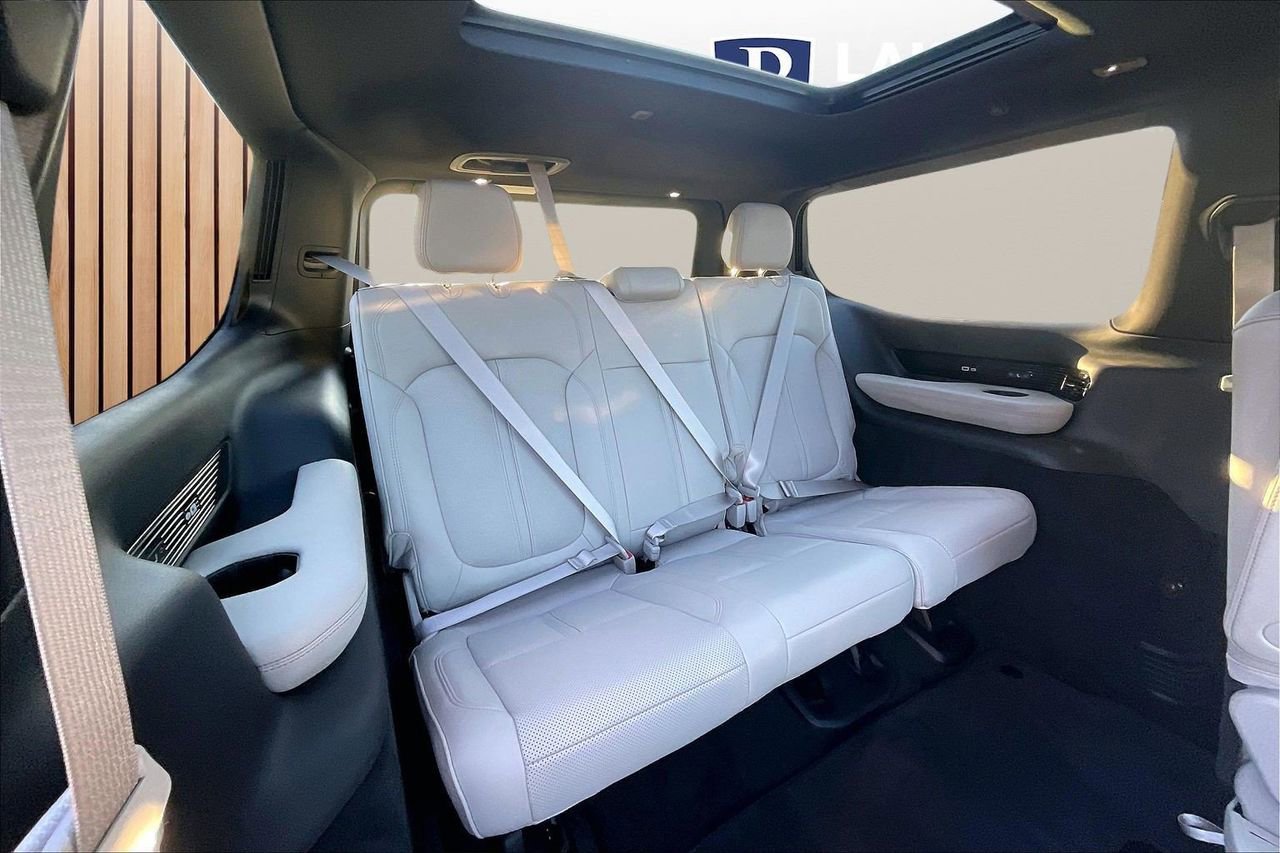 New 2026 Jeep Grand Wagoneer Summit w/ Premium Group III image 26