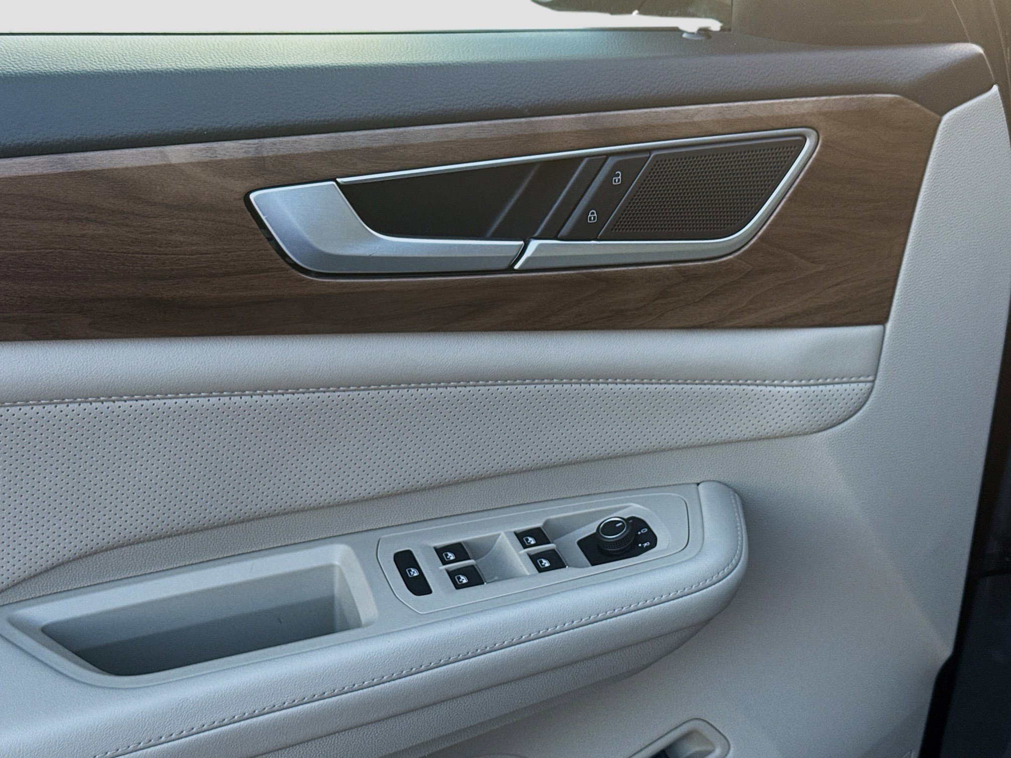 Used 2024 Volkswagen Atlas SE image 16