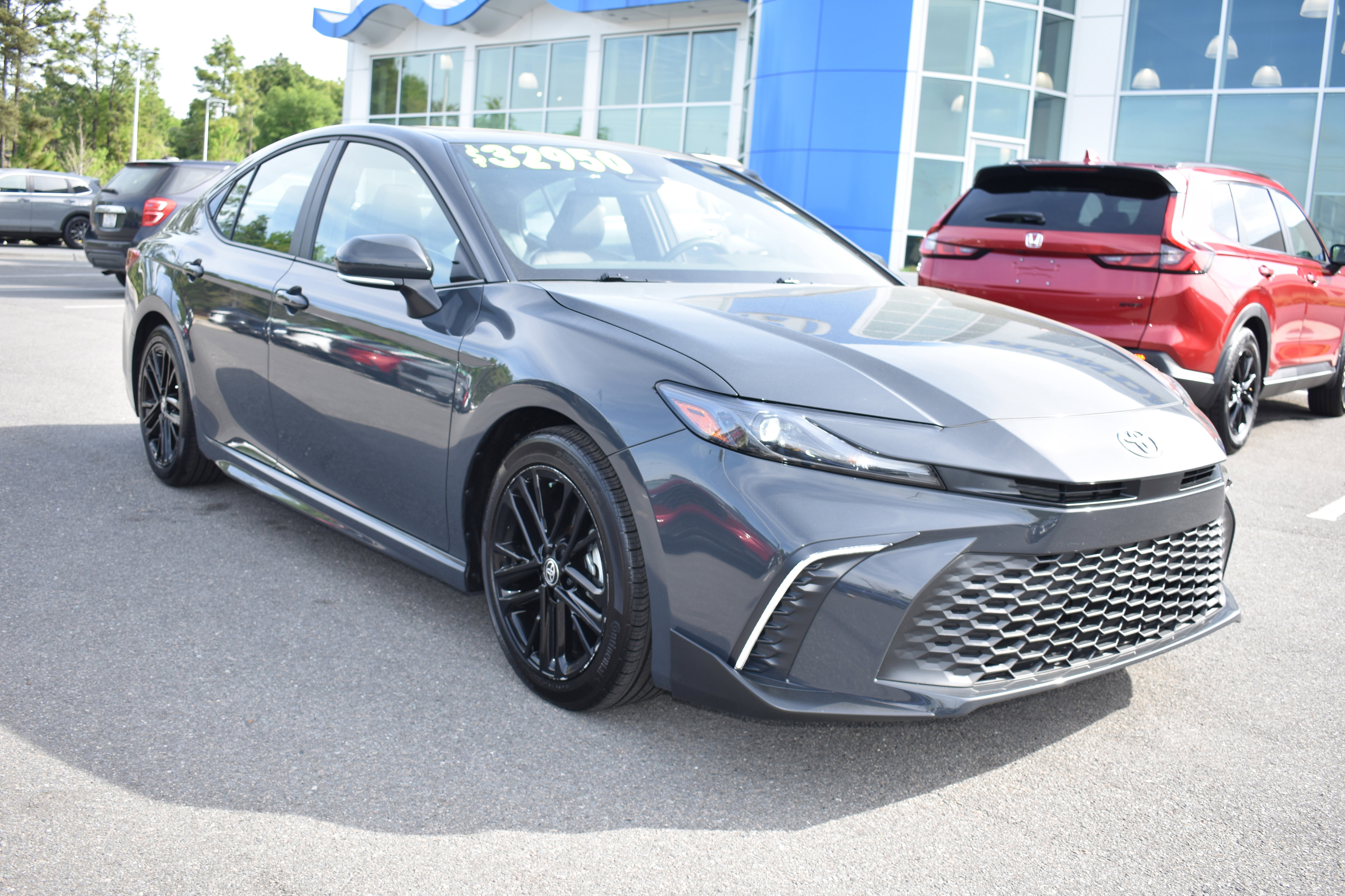 Used 2025 Toyota Camry SE image 3