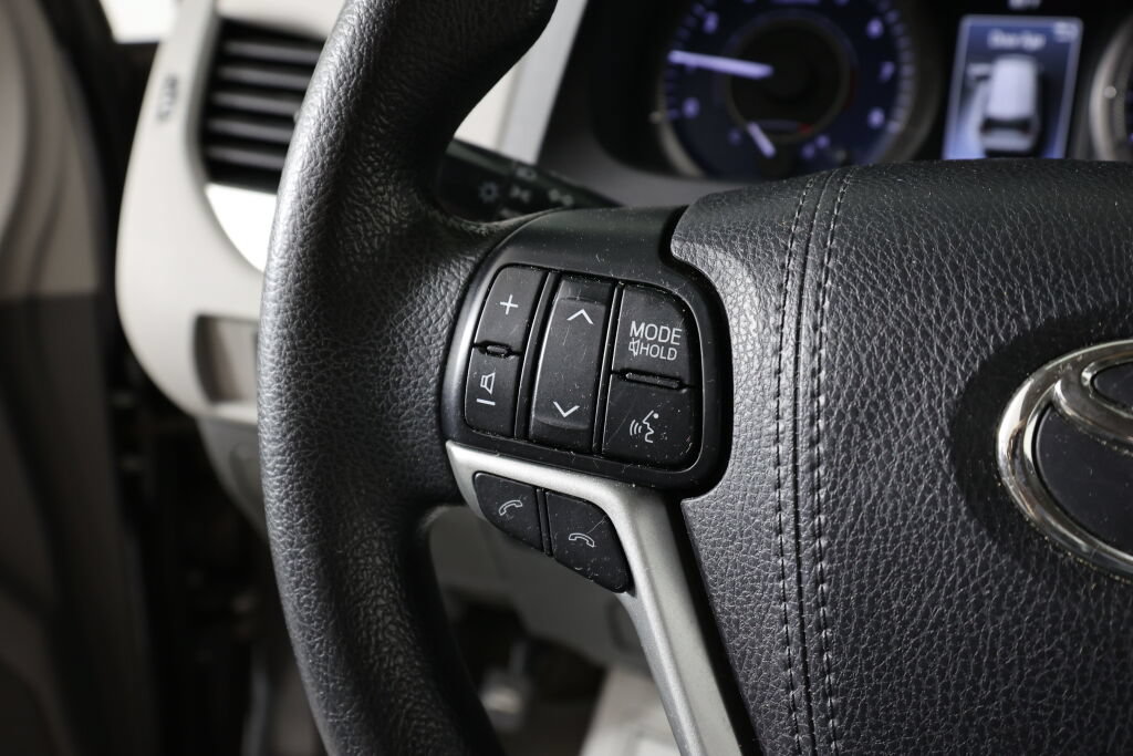 Used 2018 Toyota Sienna LE FWD image 28