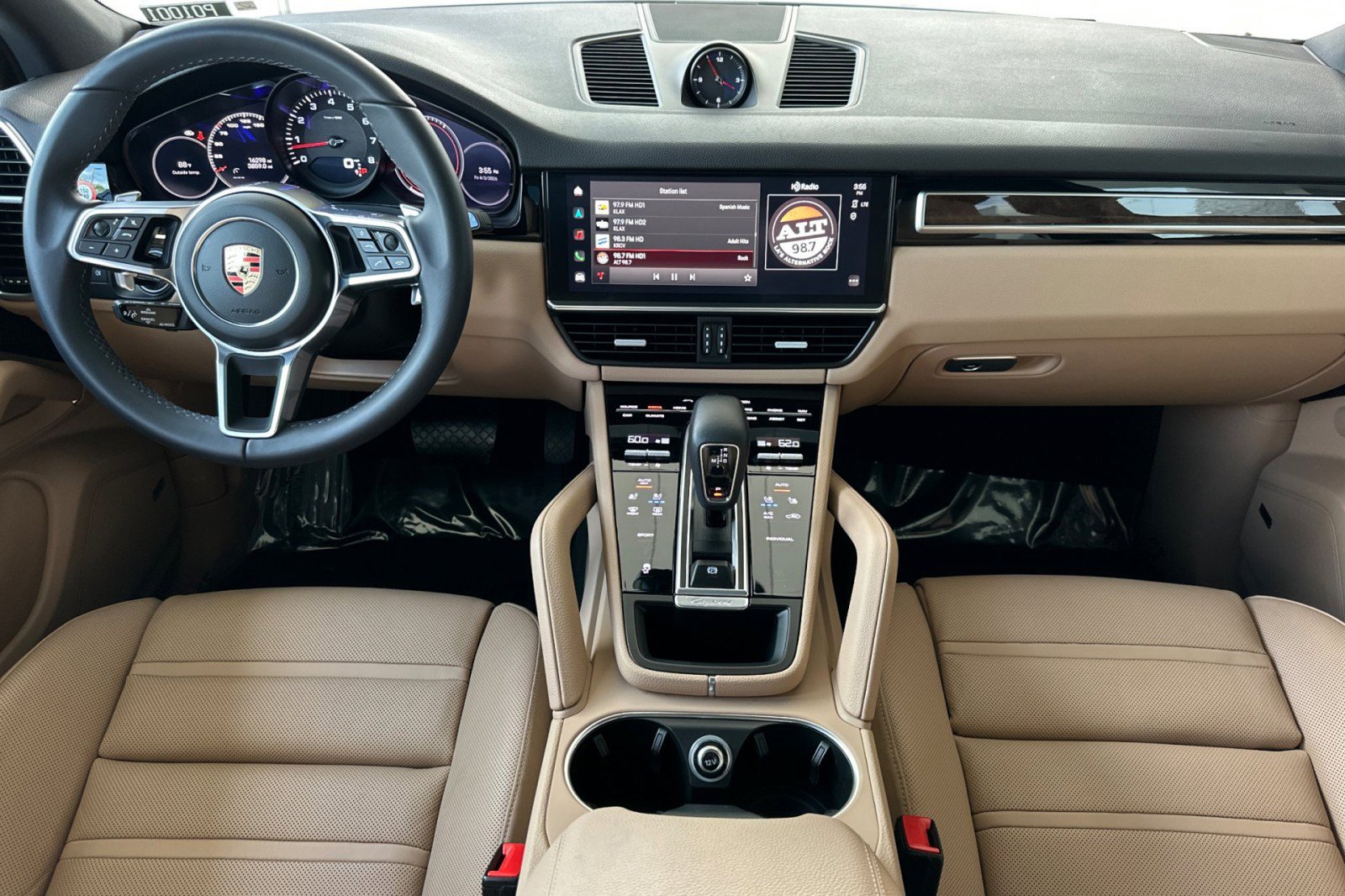 Used 2023 Porsche Cayenne Platinum Edition image 6