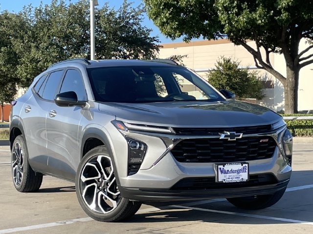 Used 2024 Chevrolet Trax RS w/ Sunroof Package FWD image 2