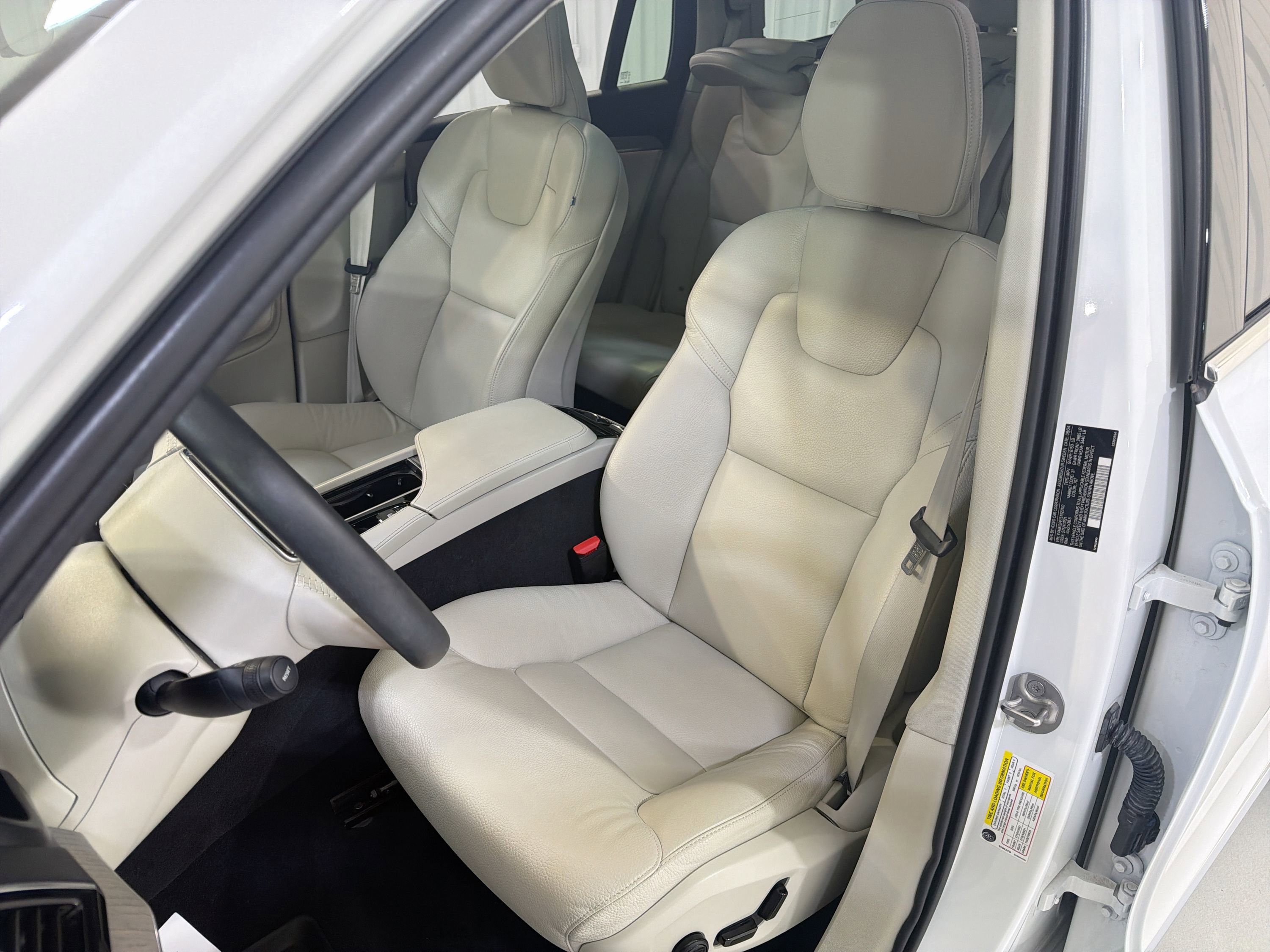 Used 2025 Volvo XC90 B5 Plus w/ Protection Package Premier AWD/4WD image 10
