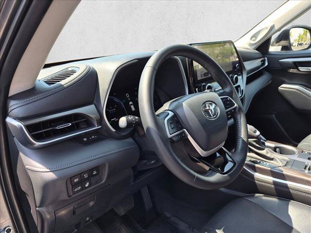 Used 2023 Toyota Highlander Limited AWD/4WD image 10