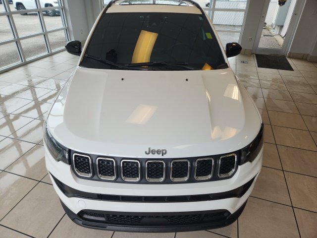 Used 2023 Jeep Compass Latitude w/ Sun and Sound Group AWD/4WD image 4