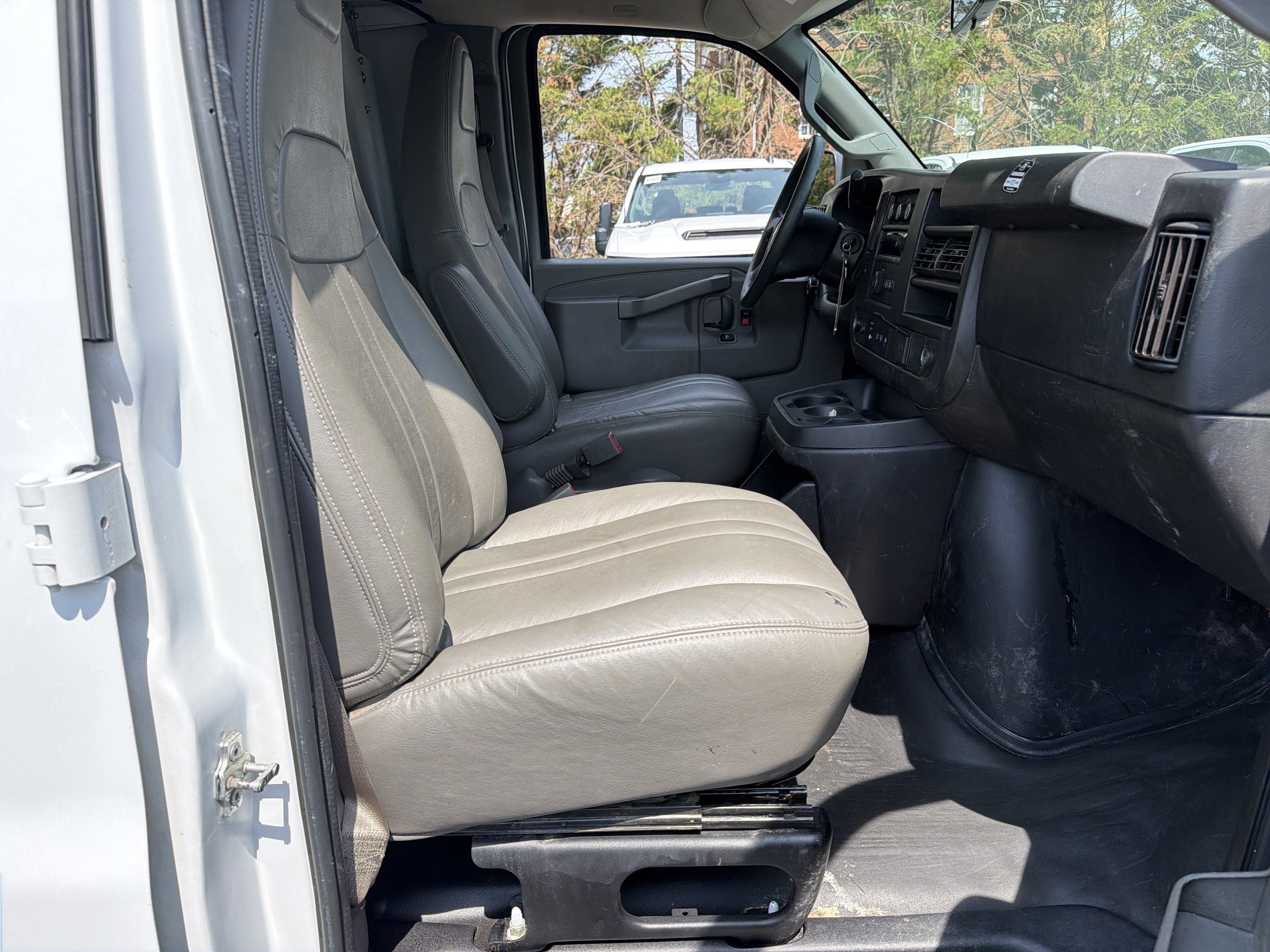 Used 2018 Chevrolet Express 2500 Extended RWD image 34