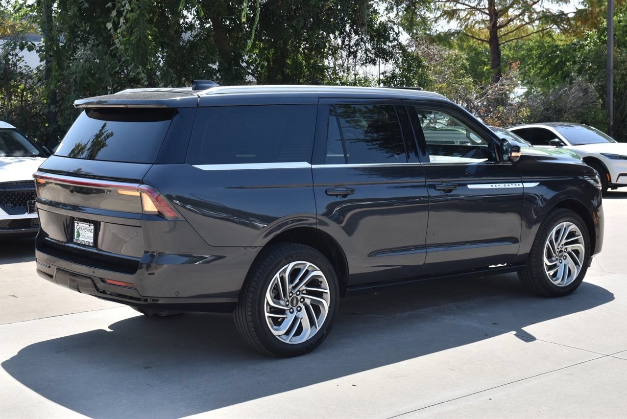 Certified 2025 Lincoln Navigator Reserve AWD/4WD image 7