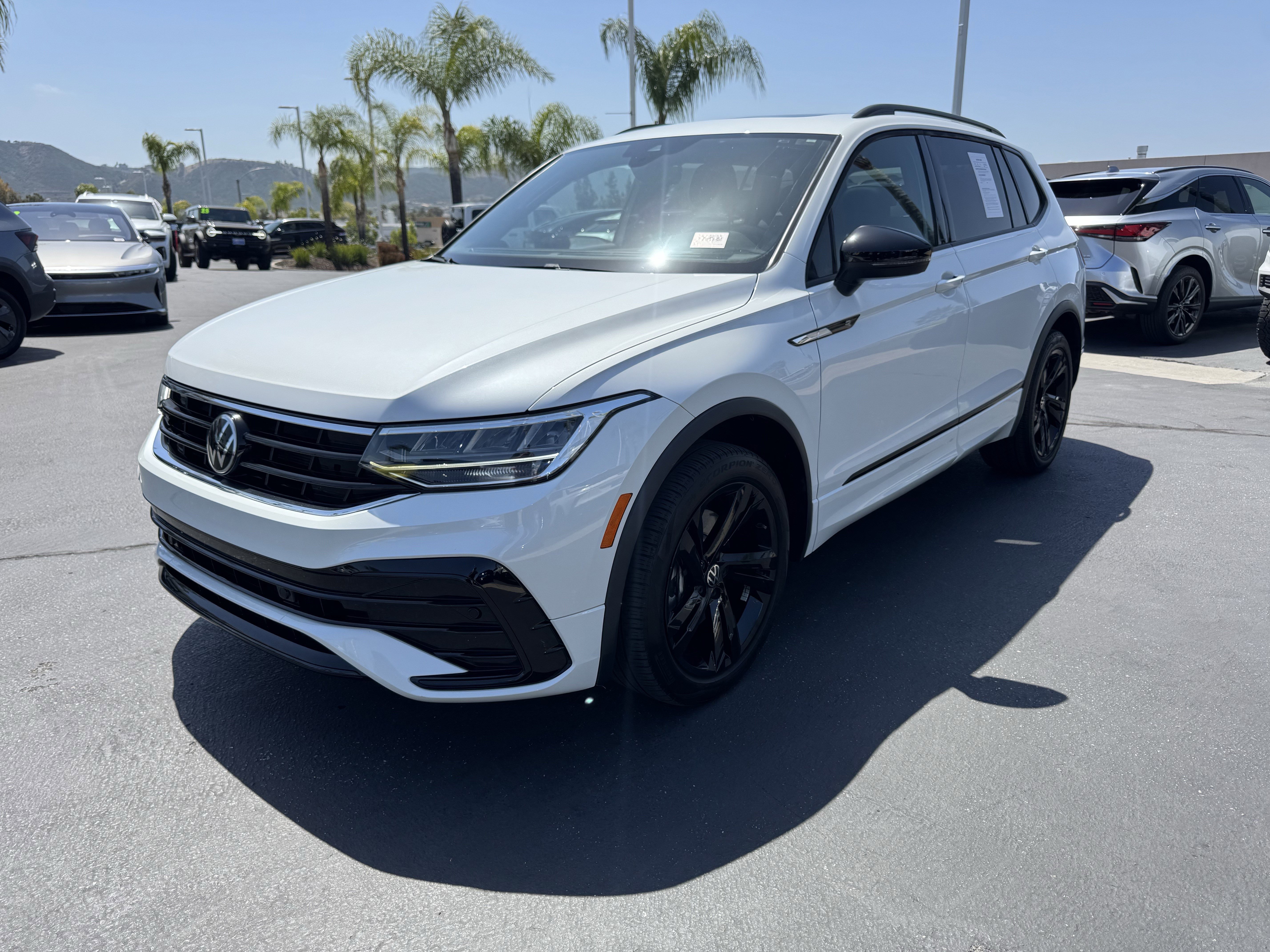 Used 2024 Volkswagen Tiguan SE R-Line FWD image 5