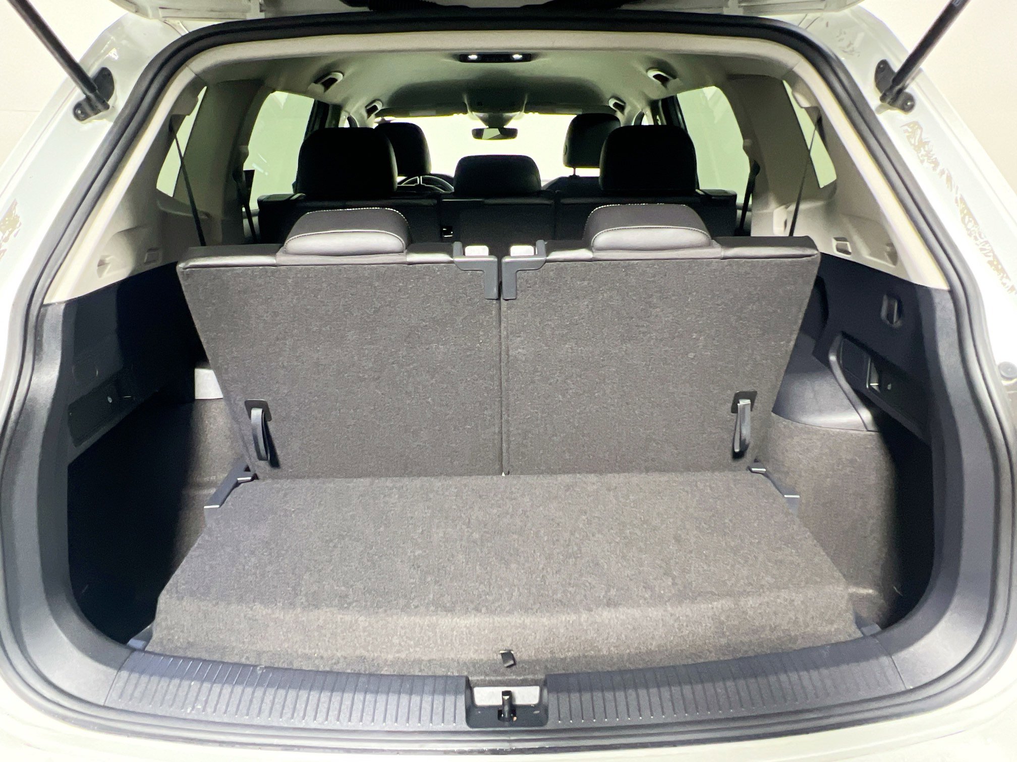 Used 2023 Volkswagen Tiguan SE image 34