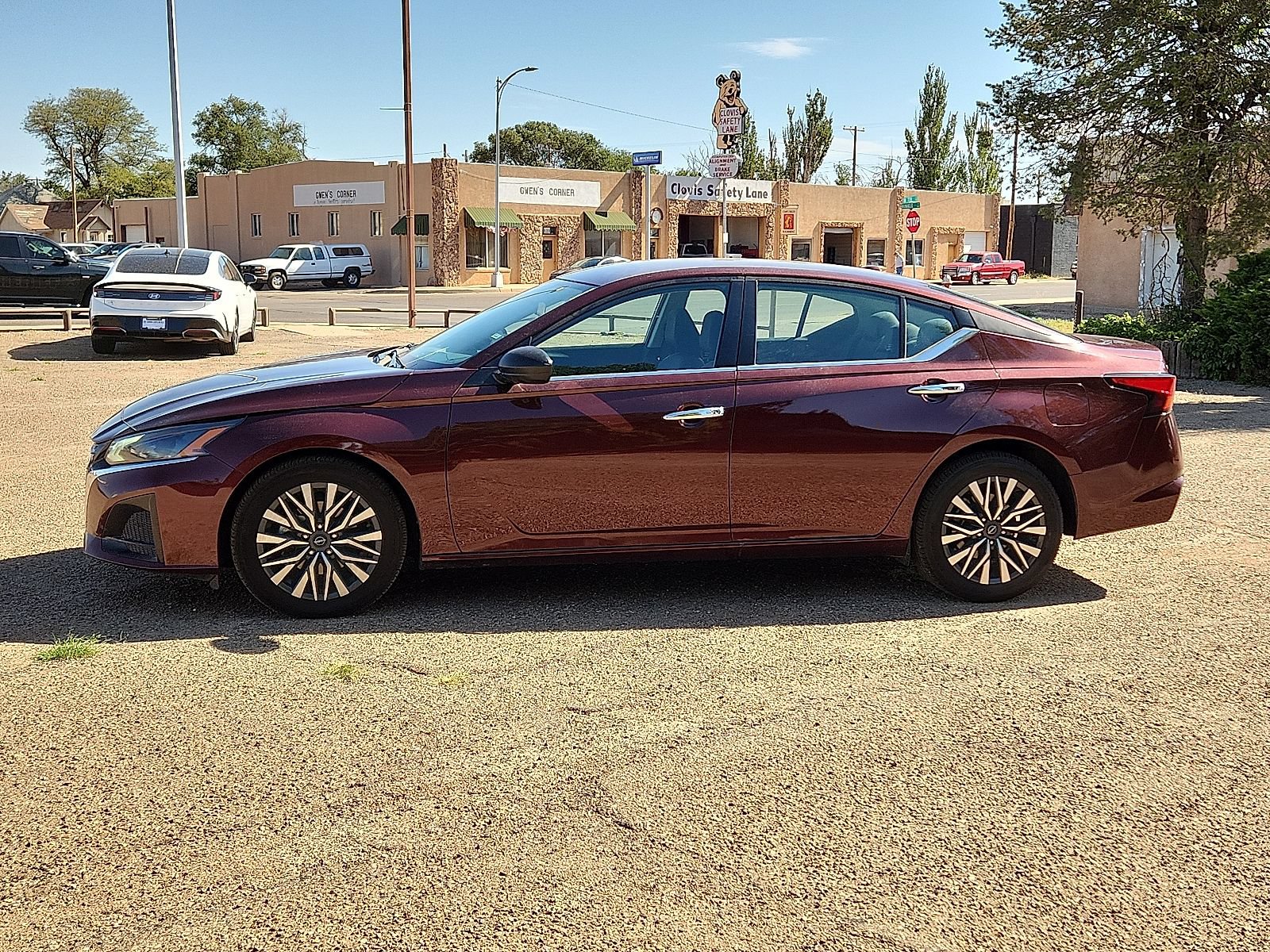Used 2025 Nissan Altima 2.5 SV FWD image 2