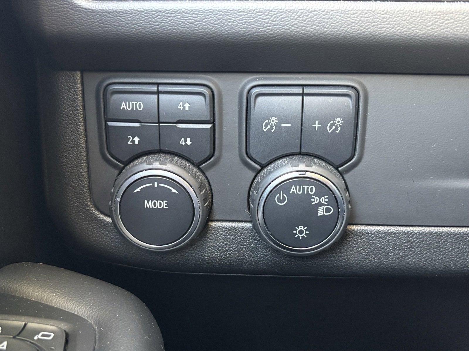 Used 2023 Chevrolet Suburban Premier image 6